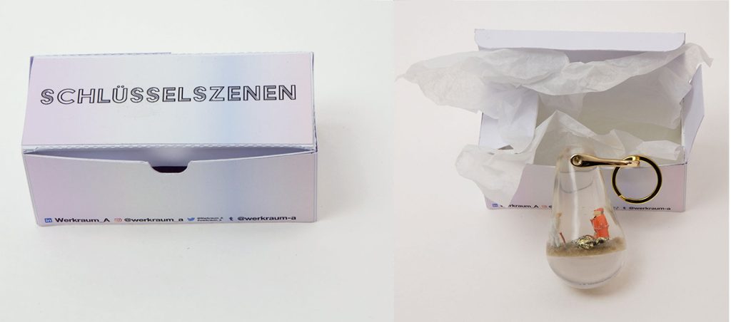 Bildmontage von 2 Bildern: Verpackung für Schlüsselanhänger aus der Serie "Schlüsselszenen" und ausgepackter Schlüsselanhänger vor der Verpackung.