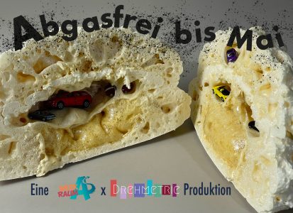Ein Modell eines aufgeschnittenen Gehirns. Im inneren Hohlraum befinden sich Modellautos. Oberhalb des Gehirns steht der Schriftzug "Abgasfrei bis Mai". Unterhalb steht "Eine Werkraum_A x Drehmetrie Produktion".